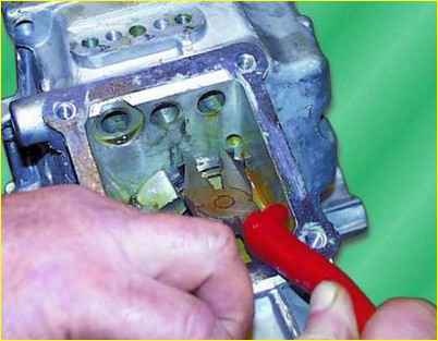Desmontaje y montaje de la caja de cambios GAZ-2705