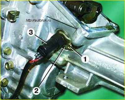 Desmontaje y montaje de la caja de cambios GAZ-3110