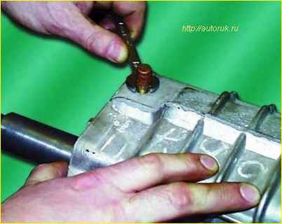 Demontage und Montage des GAZ-2705-Getriebes