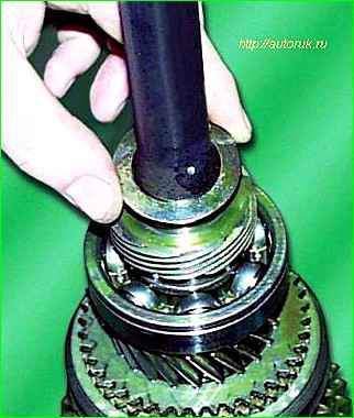 Disassembly of the secondary shaft of the GAZ-2705 gearbox