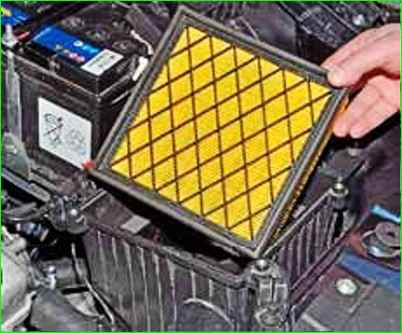 Removing and installing the air filter housing