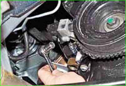Checking and replacing the crankshaft position sensor Lada Granta