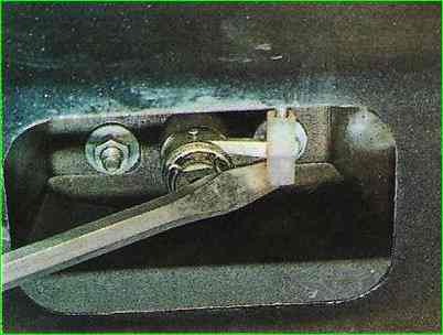 Replacing the trunk lock cylinder