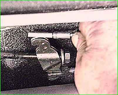 Cómo quitar e instalar la viga de suspensión trasera del Lada Granta