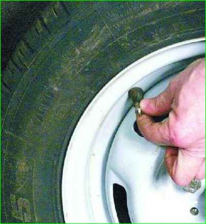 Перевірка тиску в шинах