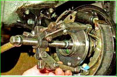 How to replace the rear wheel bearing of a Lada Granta