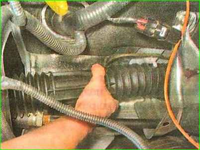 Replacing the steering gear cover Lada Granta