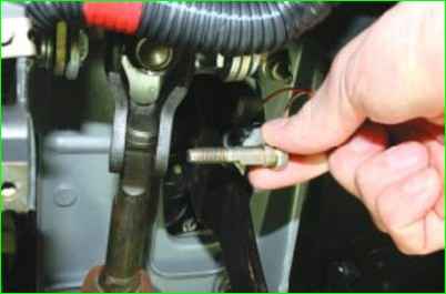 Removing and installing the steering column