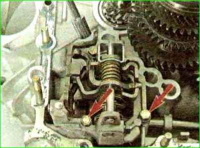 Reparatur des Getriebes des Autos Lada Kalina