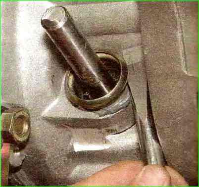 Replacing the gear shift rod hinge cover