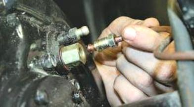 Замена рабочего цилиндра тормозов задних колес УАЗ Патриот