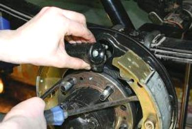 Замена рабочего цилиндра тормозов задних колес УАЗ Патриот