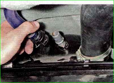 Removing the fuel tank from the car
