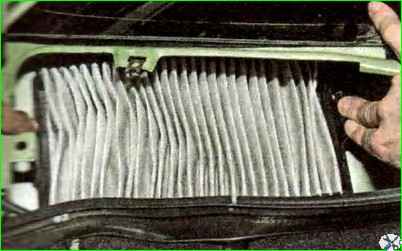 Replacing the cabin ventilation filter element