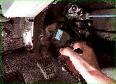 Checking and replacing the electronic gas pedal
