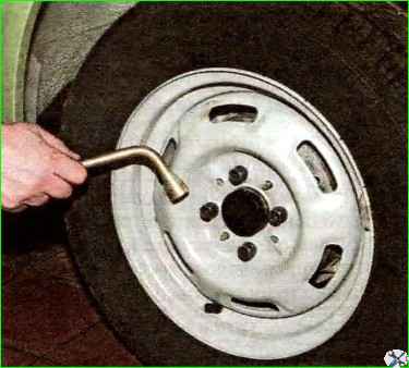Проверка и замена колес автомобиля