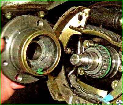 How to check and replace the rear wheel bearing