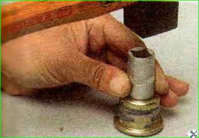Reemplazo de la cubierta de la bisagra de la varilla del interruptor de engranajes y del sello de la varilla