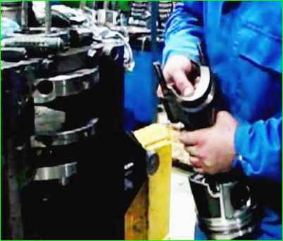 How to lay the crankshaft and piston group of the Kamaz engine