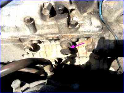 Removing the transmission of a KamAZ vehicle