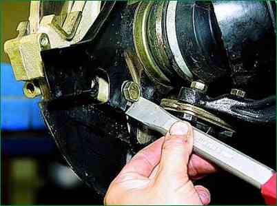 Как ремонтировать тормозной механизм переднего колеса Нива Шевроле