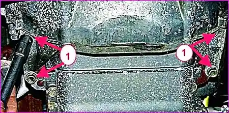 Демонтаж усилителя Выворачивание болтов крепления усилителя картера сцепления к блоку цилиндров