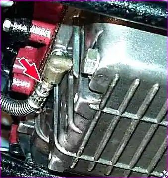 Отсоединение шланга Отсоединение сливного шланга масляного радиатора от штуцера масляного картера