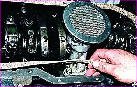 Снятие прокладки Снятие прокладки со шпилек блока цилиндров