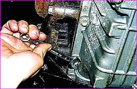 Демонтаж картера Выворачивание болтов и гаек крепления масляного картера к блоку цилиндров