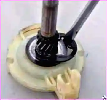 Поддевание фиксирующего кольца