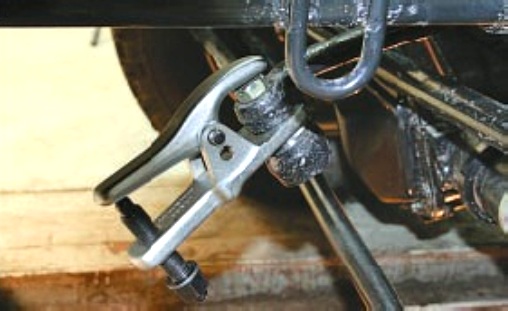 Снятие и установка наконечников рулевых тяг автомобиля УАЗ Патриот
