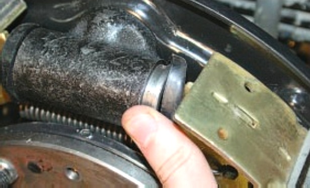 Замена тормозных колодок задних колес