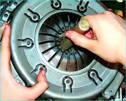 Установка оправки Подготовка к снятию сцепления: установка центрирующей оправки