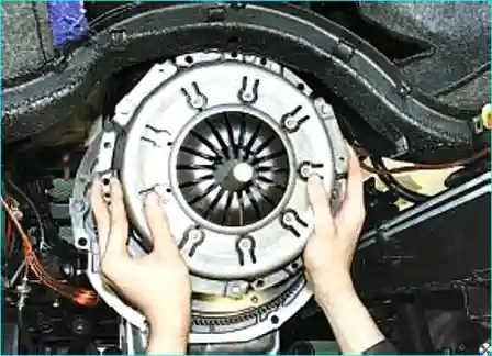 Осмотр ведомого диска Осмотр ведомого диска сцепления на предмет износа