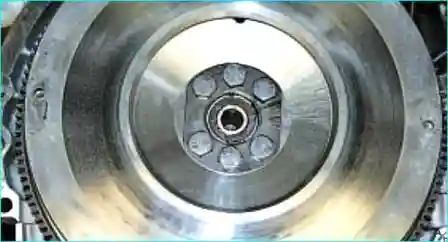Осмотр поверхностей Осмотр рабочих поверхностей маховика и нажимного диска