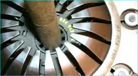 Установка сцепления Установка сцепления с помощью оправки для центрирования ведомого диска