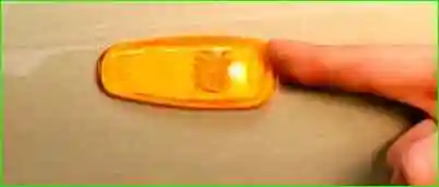 Замена бокового фонаря указателей поворота Замена бокового фонаря указателей поворота