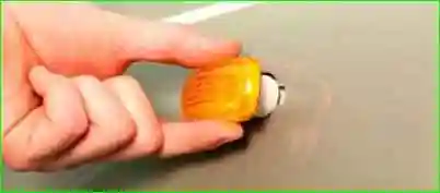 Замена бокового фонаря указателей поворота Замена бокового фонаря указателей поворота