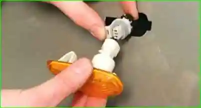 Замена бокового фонаря указателей поворота Замена бокового фонаря указателей поворота