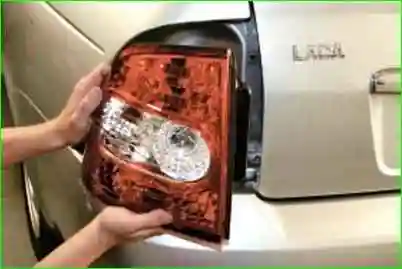 Замена заднего фонаря Замена заднего фонаря