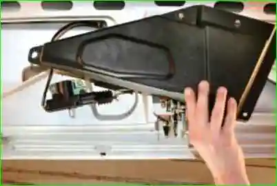 Замена фонаря освещения номерного знака Замена фонаря освещения номерного знака