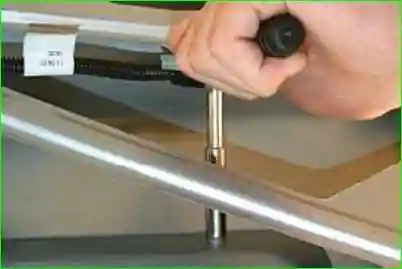 Замена фонаря освещения номерного знака Замена фонаря освещения номерного знака