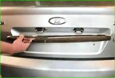 Замена фонаря освещения номерного знака Замена фонаря освещения номерного знака