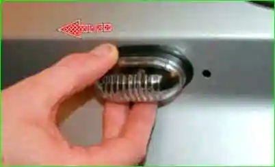 Замена фонаря освещения номерного знака Замена фонаря освещения номерного знака