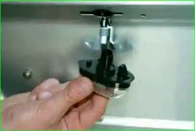 Замена фонаря освещения номерного знака Замена фонаря освещения номерного знака