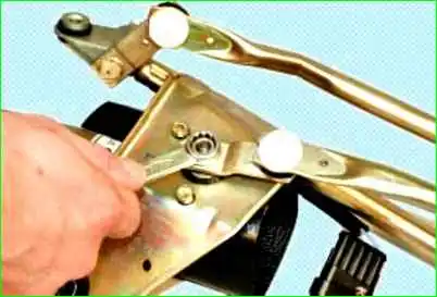 Снятие, разборка и установка очистителя ветрового стекла Снятие, разборка и установка очистителя ветрового стекла