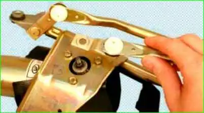 Снятие, разборка и установка очистителя ветрового стекла Снятие, разборка и установка очистителя ветрового стекла