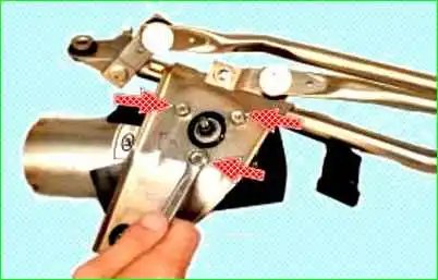 Снятие, разборка и установка очистителя ветрового стекла Снятие, разборка и установка очистителя ветрового стекла