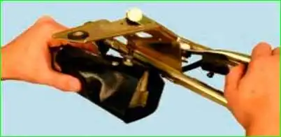 Снятие, разборка и установка очистителя ветрового стекла Снятие, разборка и установка очистителя ветрового стекла