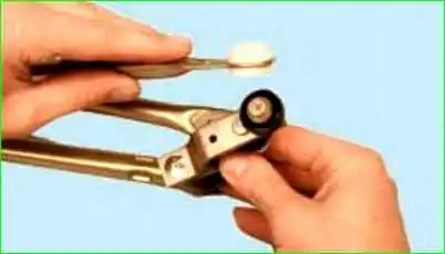 Снятие, разборка и установка очистителя ветрового стекла Снятие, разборка и установка очистителя ветрового стекла